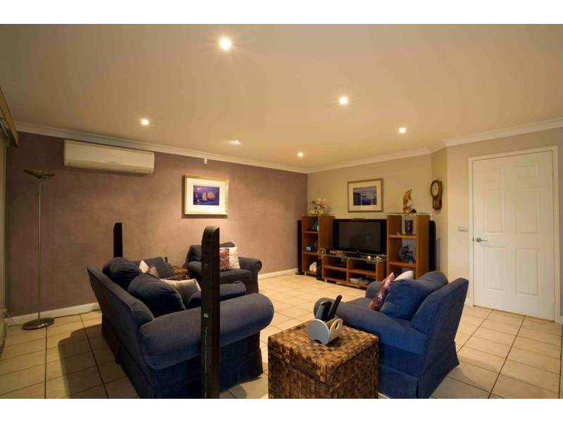8 Todd Crt, Wattle Grove NSW 2173