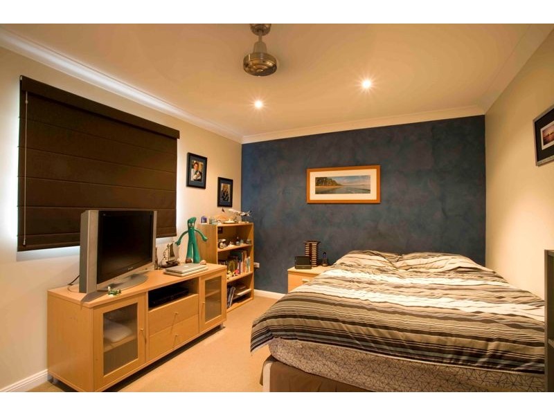 8 Todd Crt, Wattle Grove NSW 2173