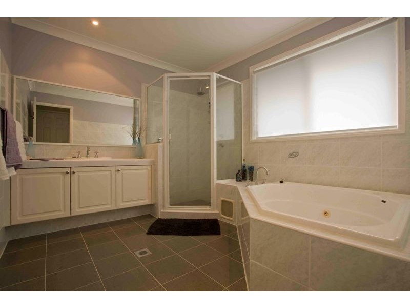 8 Todd Crt, Wattle Grove NSW 2173