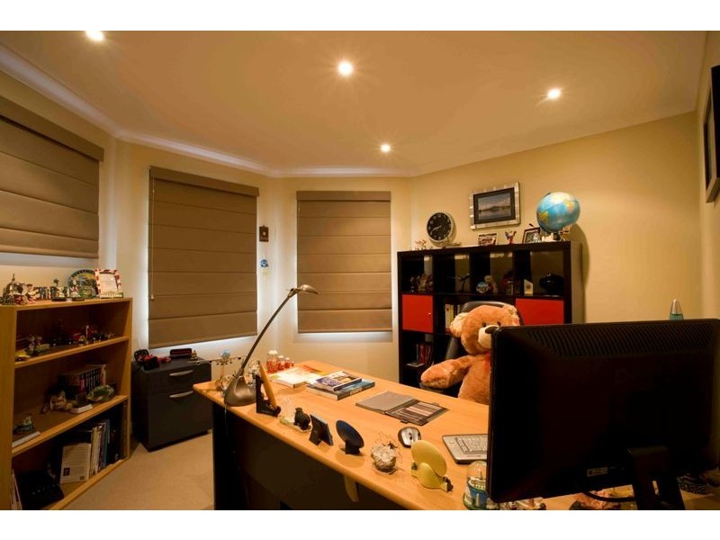 8 Todd Crt, Wattle Grove NSW 2173