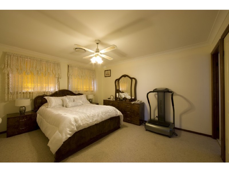 22 Castlerock Crt, Wattle Grove NSW 2173