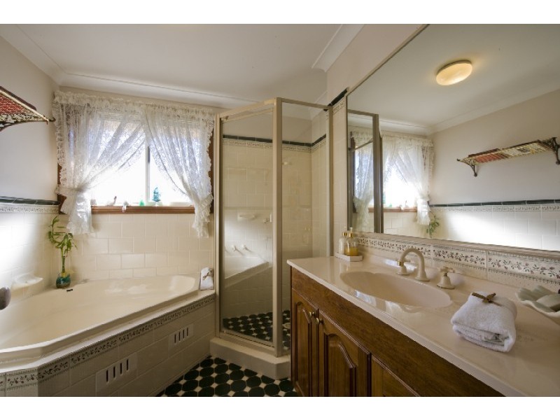 22 Castlerock Crt, Wattle Grove NSW 2173