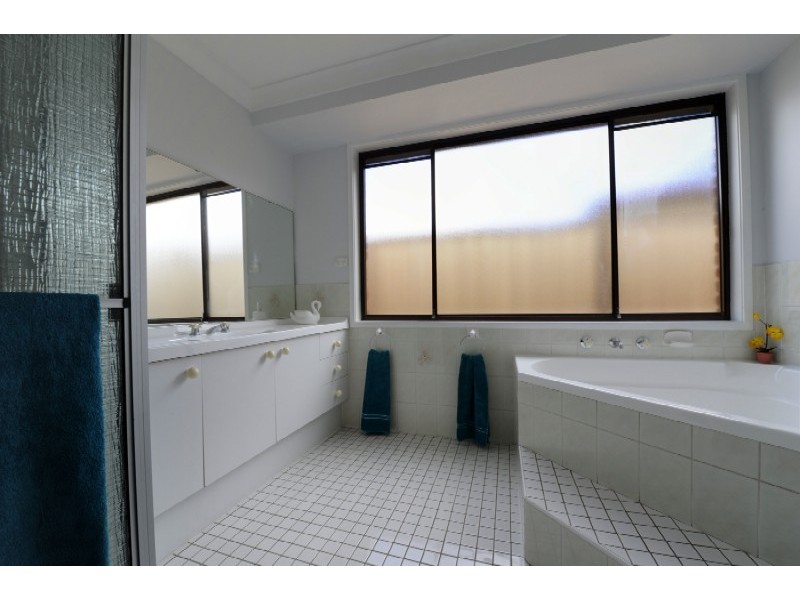 36 Aylesbury Cr, Chipping Norton NSW 2170