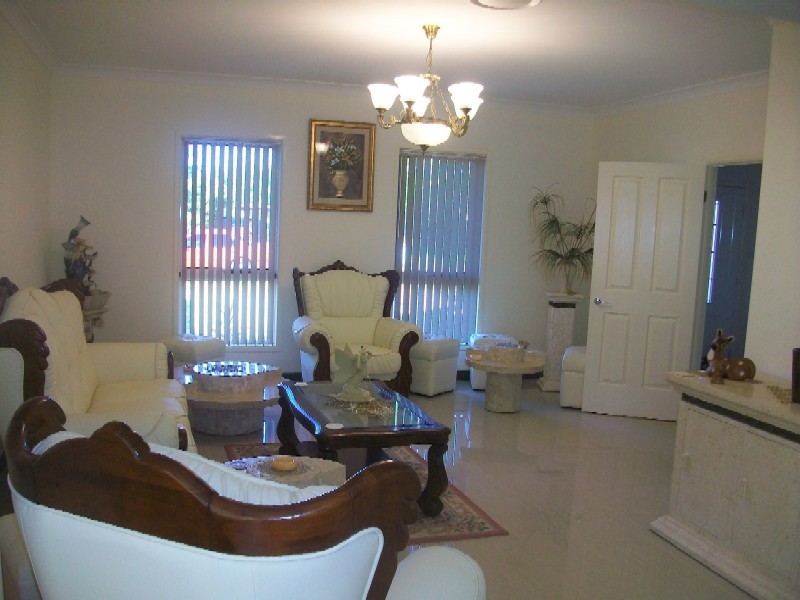 18  Bridges Ave, Wattle Grove NSW 2173