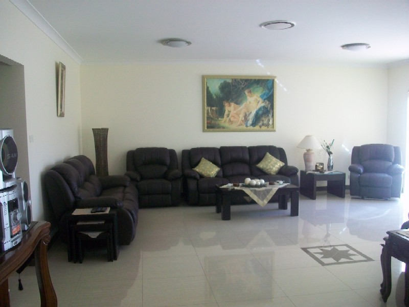 18  Bridges Ave, Wattle Grove NSW 2173