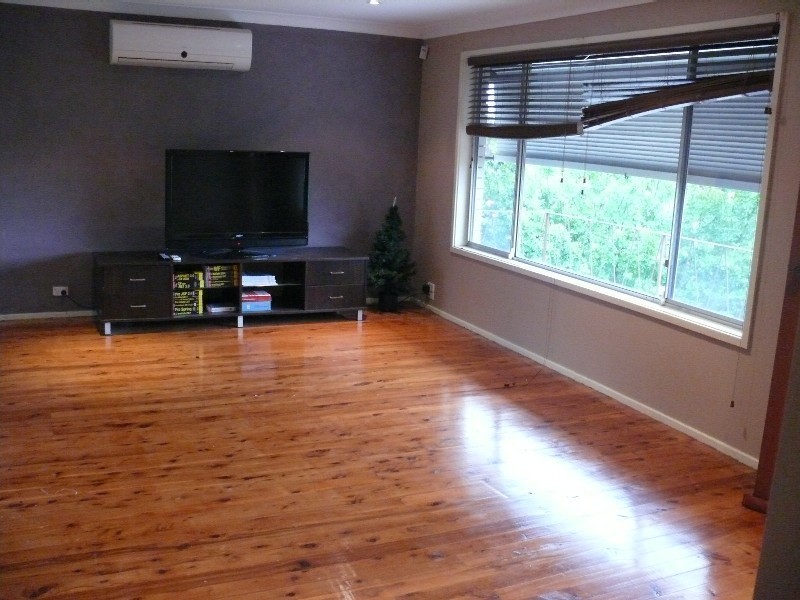 25 Gal Cres, Moorebank NSW 2170