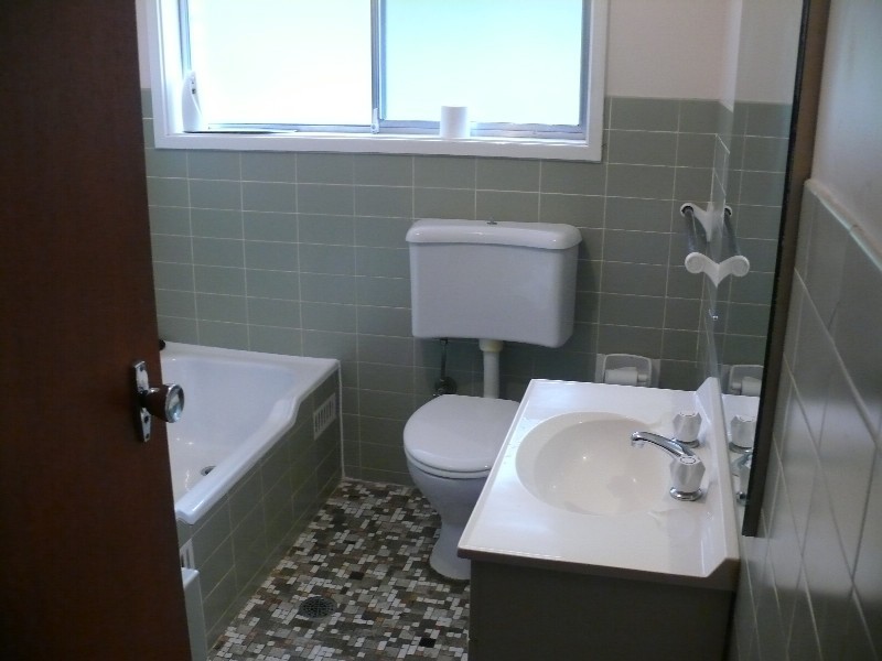 25 Gal Cres, Moorebank NSW 2170