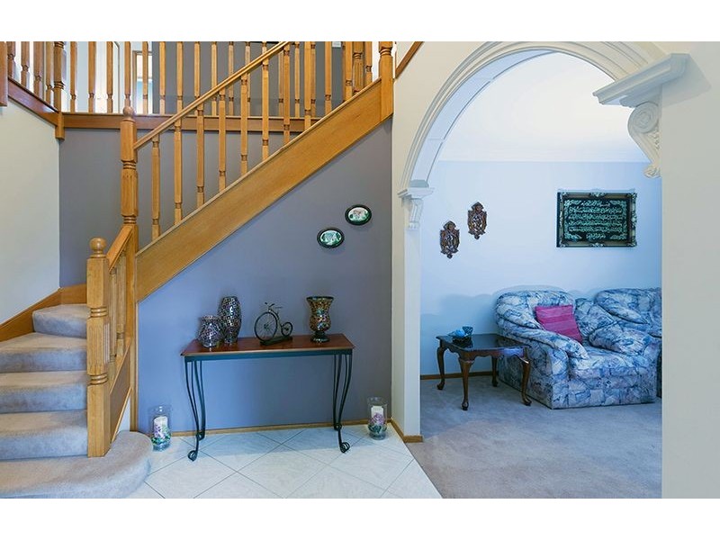 3 Delfin Dr, Wattle Grove NSW 2173