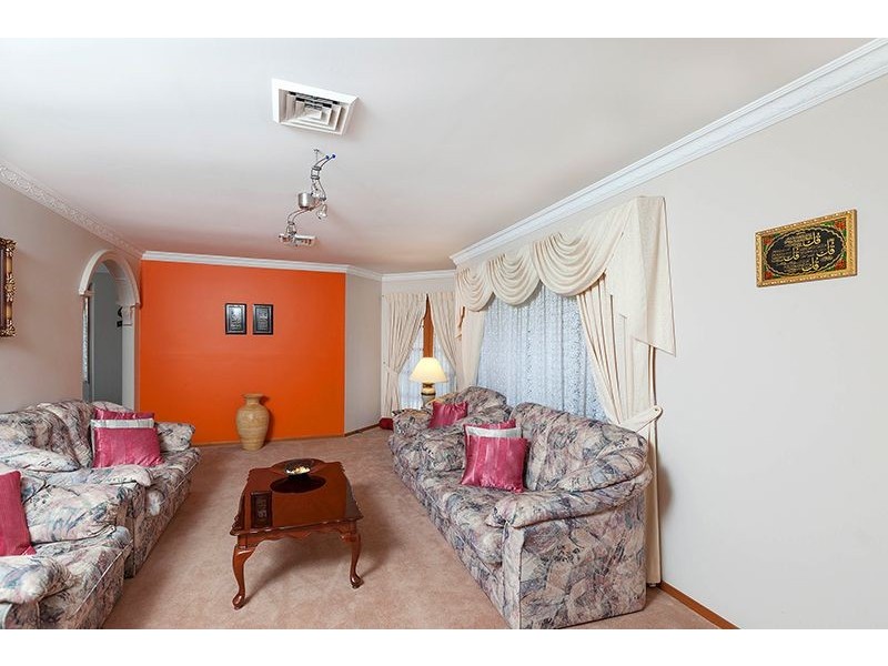 3 Delfin Dr, Wattle Grove NSW 2173