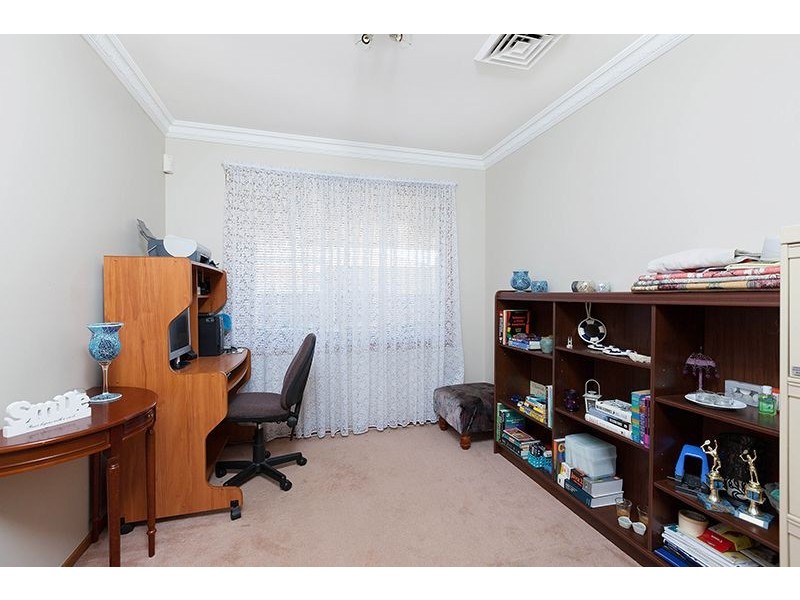 3 Delfin Dr, Wattle Grove NSW 2173