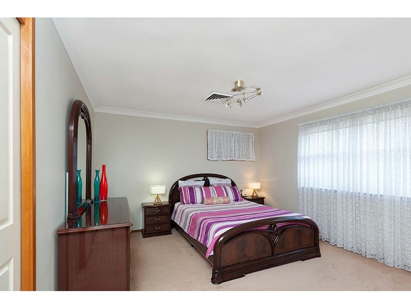 3 Delfin Dr, Wattle Grove NSW 2173