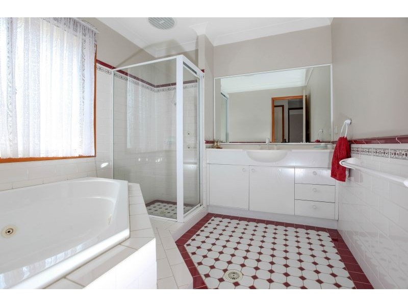 3 Delfin Dr, Wattle Grove NSW 2173