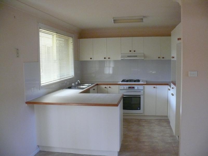 9 Oatlands Court, Wattle Grove NSW 2173