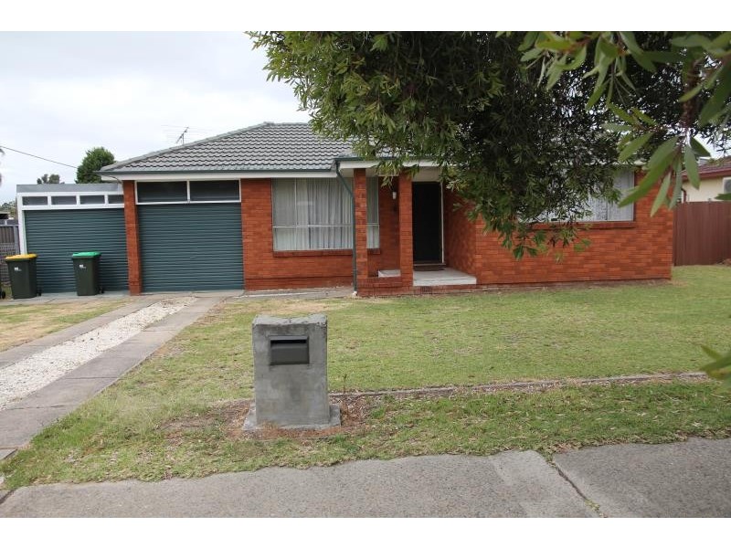 8 Stockton Ave, Moorebank NSW 2170