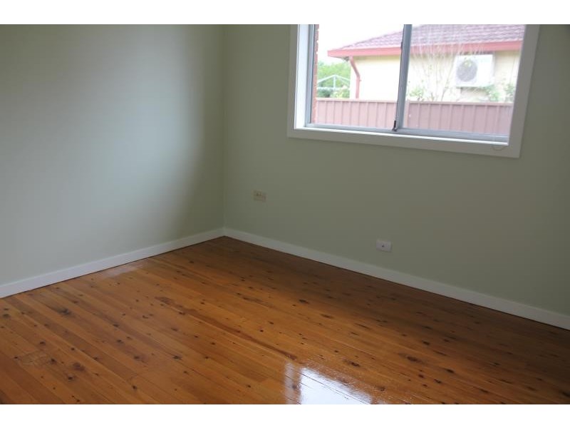 8 Stockton Ave, Moorebank NSW 2170