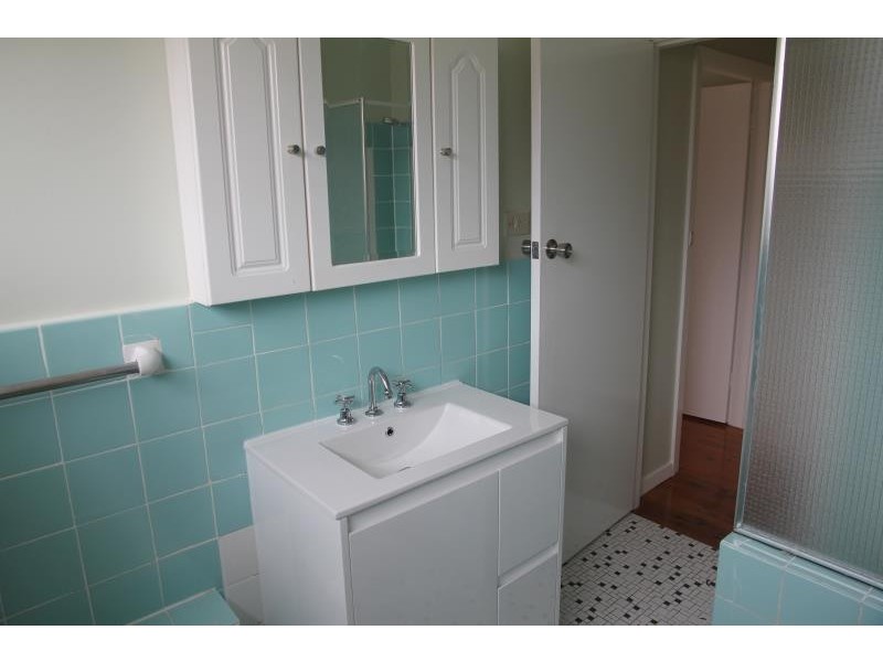 8 Stockton Ave, Moorebank NSW 2170