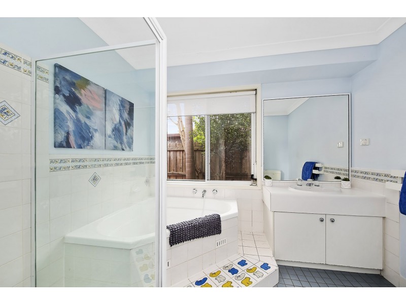 4 Hampton Court, Wattle Grove NSW 2173