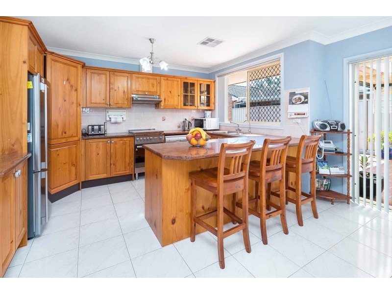 6 Larra Court, Wattle Grove NSW 2173