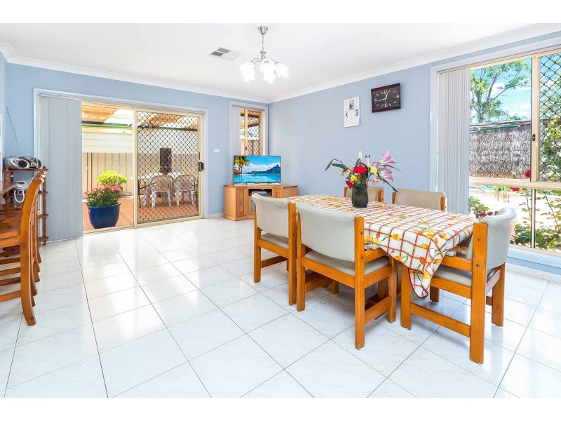 6 Larra Court, Wattle Grove NSW 2173