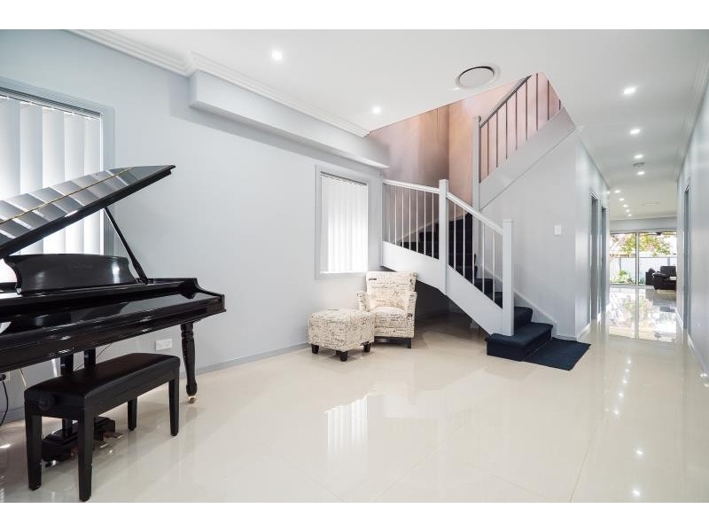 15A TEMPLETON CRES, Moorebank NSW 2170