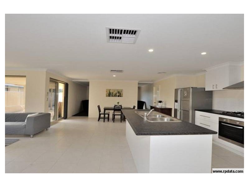 26 Hayeswater Cct, Waikiki WA 6169