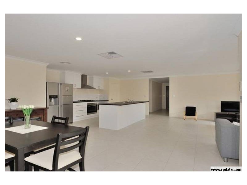 26 Hayeswater Cct, Waikiki WA 6169