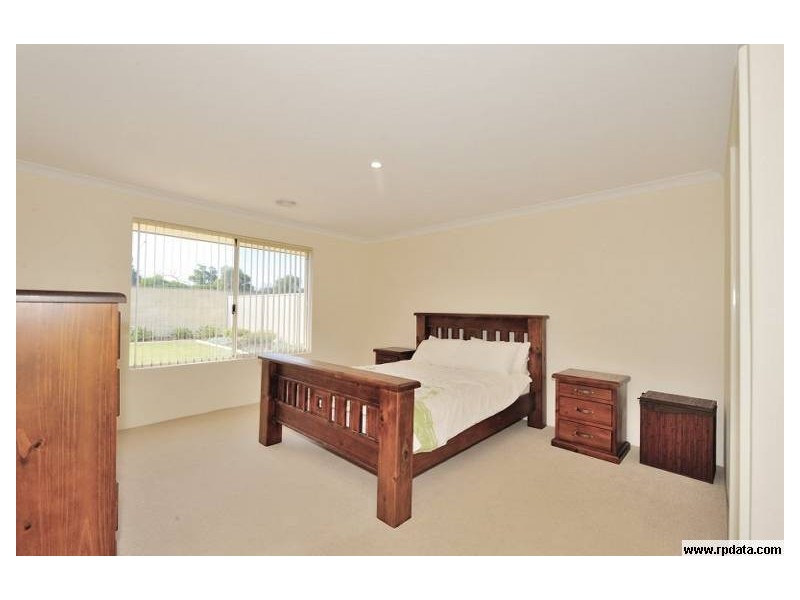 26 Hayeswater Cct, Waikiki WA 6169