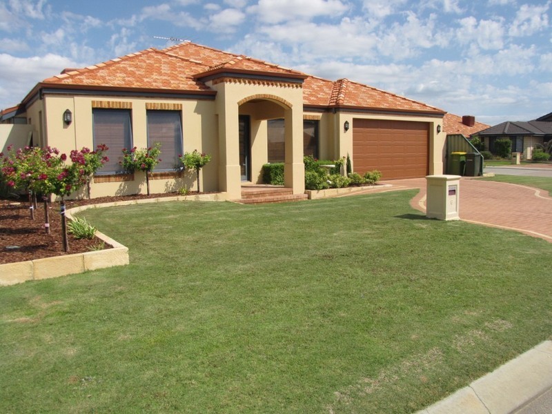 6 Bluefields Parkway, Port Kennedy WA 6172