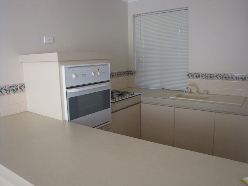 3/2 Redbud Mews, Cooloongup WA 6168