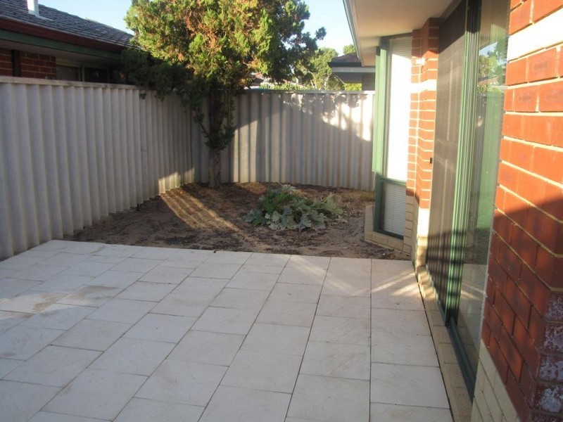 3/2 Redbud Mews, Cooloongup WA 6168