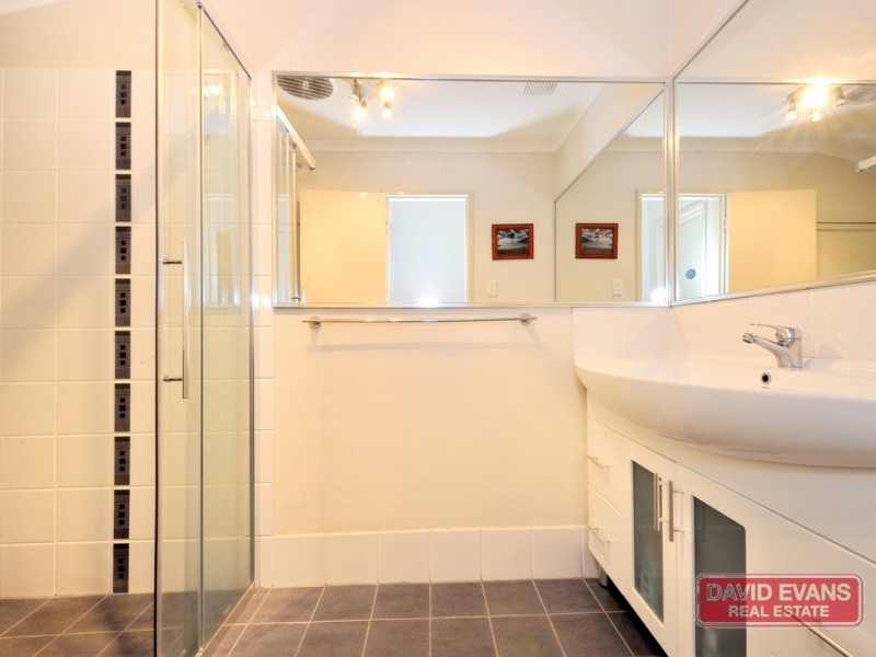 32 Holcombe Road, Warnbro WA 6169