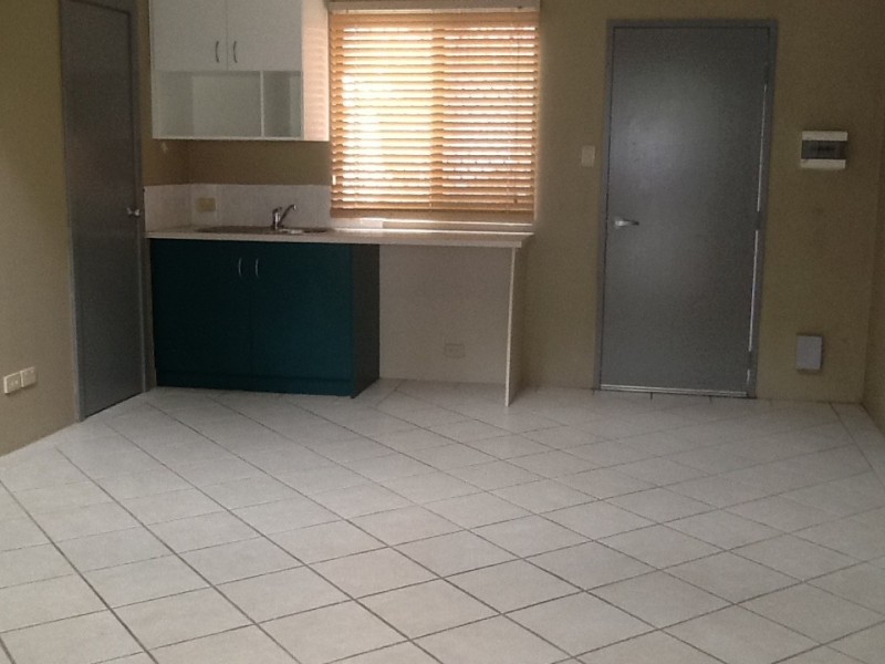 4/8 Day Road, Rockingham WA 6168