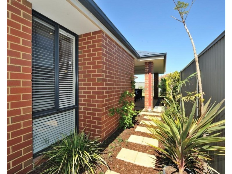 8 Oxenholme Way, Waikiki WA 6169