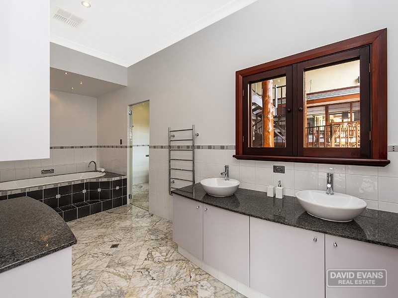 18 Pembroke Court, Warnbro WA 6169