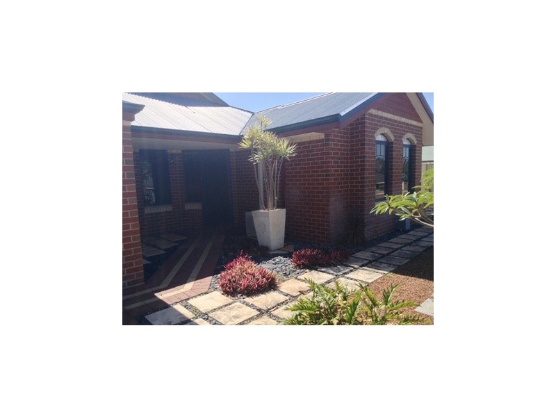 12 Brazier Way, Lakelands WA 6180