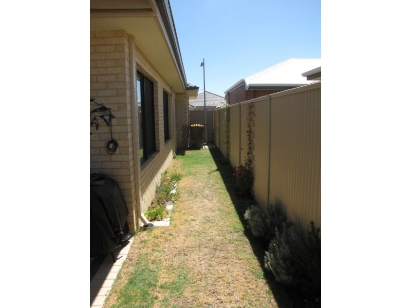7 Swanbourne Ave, Secret Harbour WA 6173