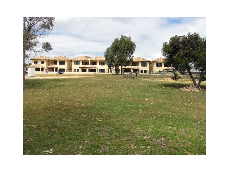 2/21 Pebble Beach Boulevard, Meadow Springs WA 6210