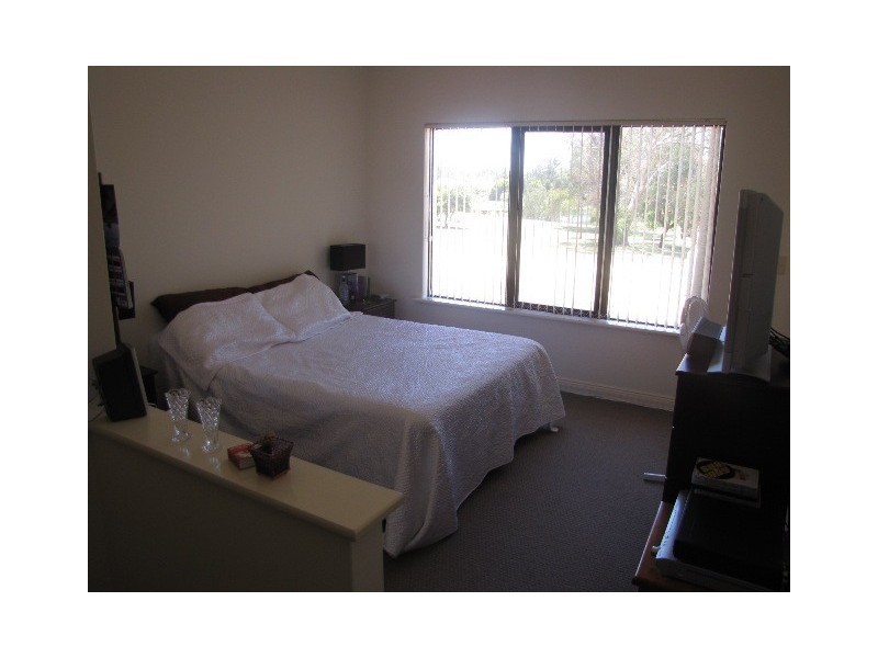 2/21 Pebble Beach Boulevard, Meadow Springs WA 6210