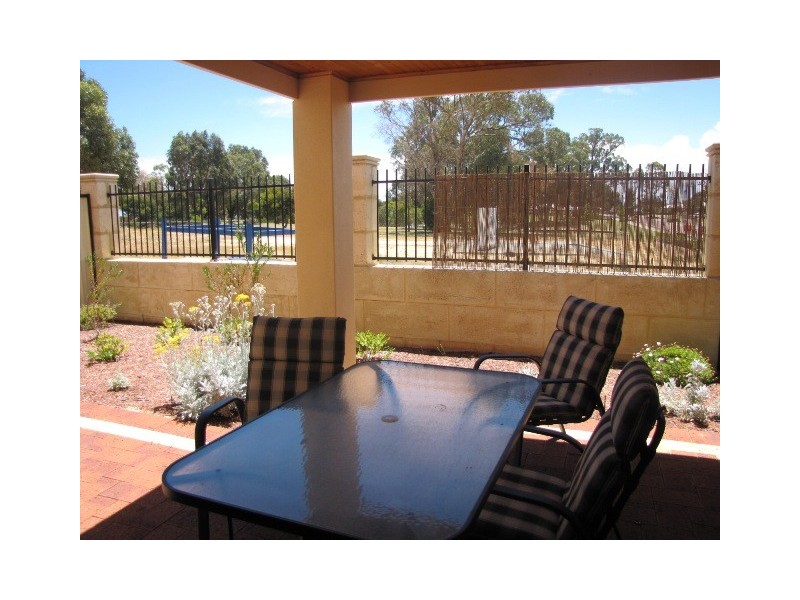 2/21 Pebble Beach Boulevard, Meadow Springs WA 6210
