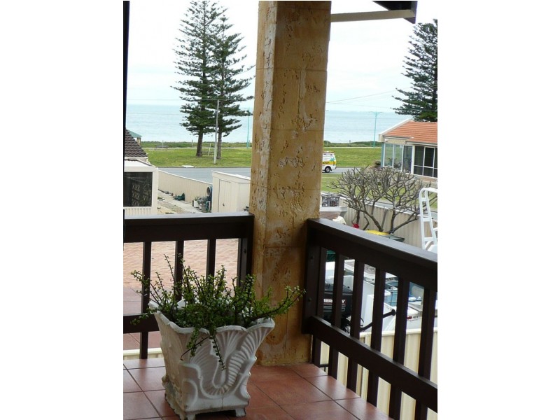 4 Ernest Street, Safety Bay WA 6169