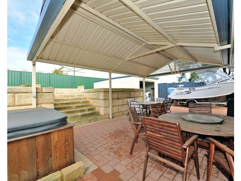 15 Mangles Street, Warnbro WA 6169