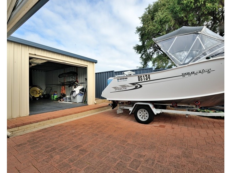 15 Mangles Street, Warnbro WA 6169