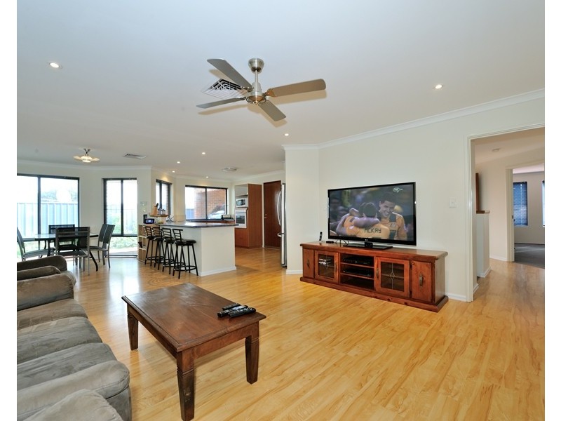 15 Mangles Street, Warnbro WA 6169