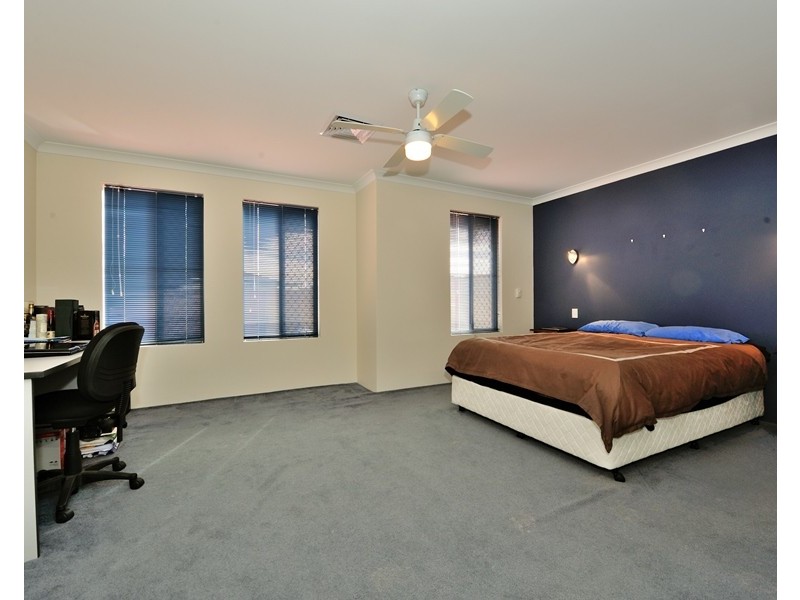 15 Mangles Street, Warnbro WA 6169
