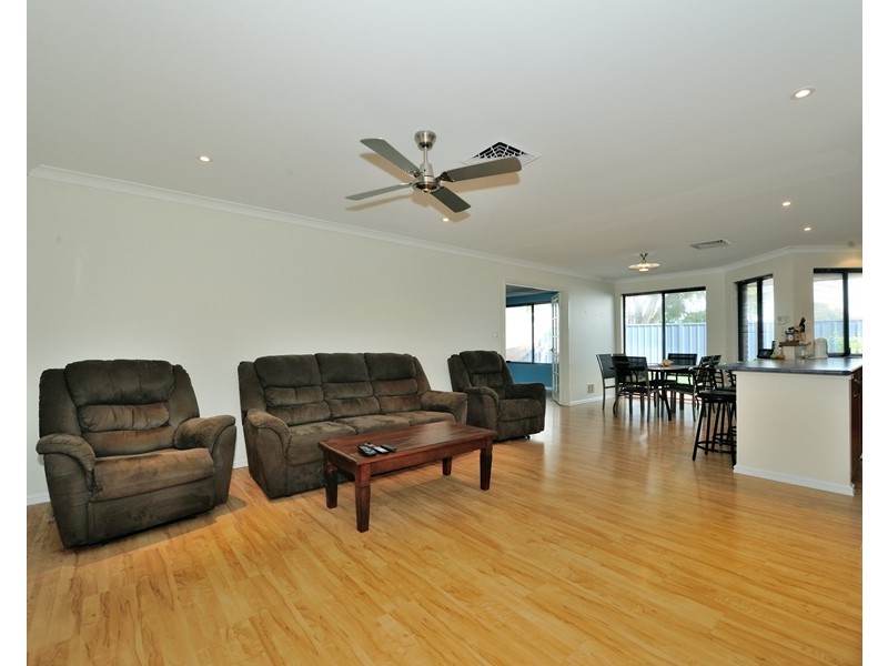 15 Mangles Street, Warnbro WA 6169