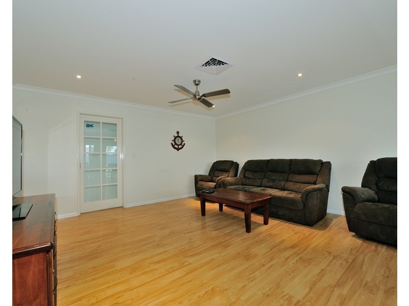 15 Mangles Street, Warnbro WA 6169