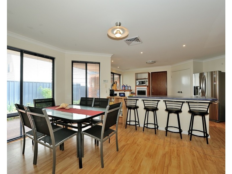 15 Mangles Street, Warnbro WA 6169