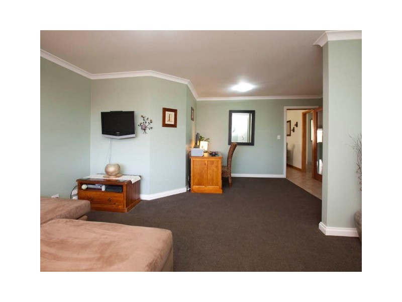 37 Silvertop Circle, Warnbro WA 6169