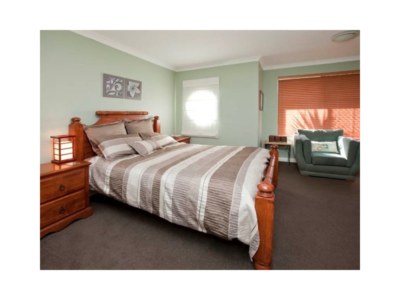 37 Silvertop Circle, Warnbro WA 6169