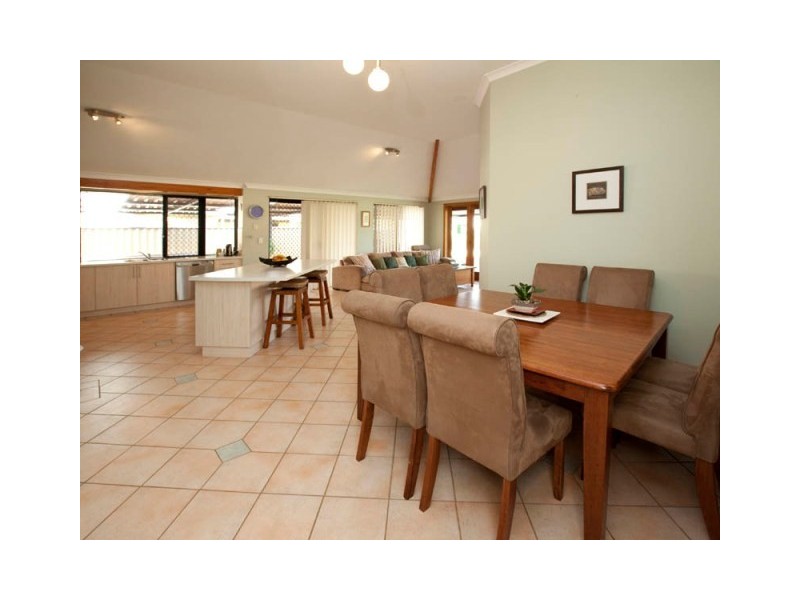 37 Silvertop Circle, Warnbro WA 6169